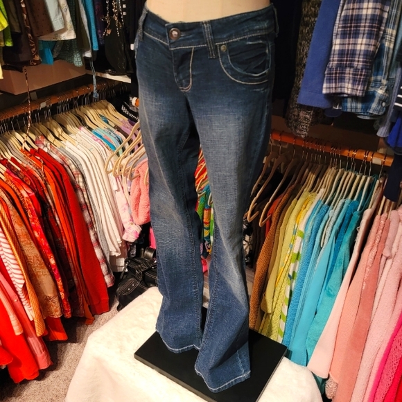 L.E.I. ♡ Dark Distressed "Ashley Trouble" Embroidered|Embellished Bling Jeans 3R - Picture 3 of 17